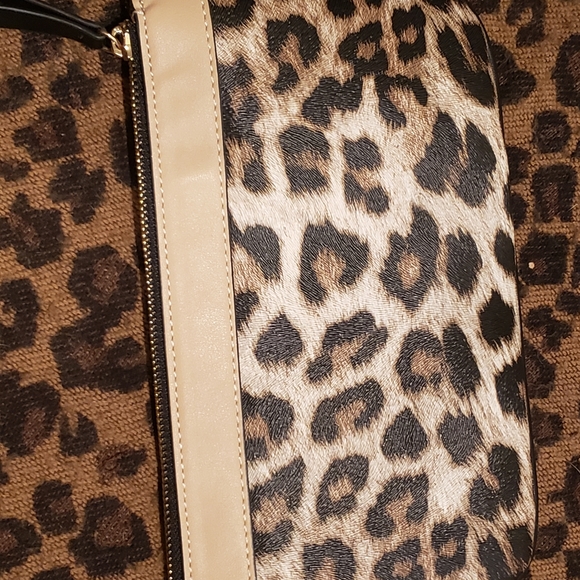 ❤Nine West Clutch.  Leopard Print used once. The zipper can be somewhat tricky. - Picture 2 of 9